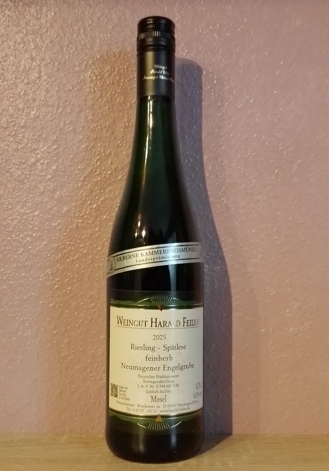 <br>Artikel-Nr.: 326<br>0,75 Fl. 2025 Neumagener Engelgrube<br>Riesling Spätlese - feinherb<br>Deutscher Prädikatswein<br>silberne Kammerpreismünze<br>